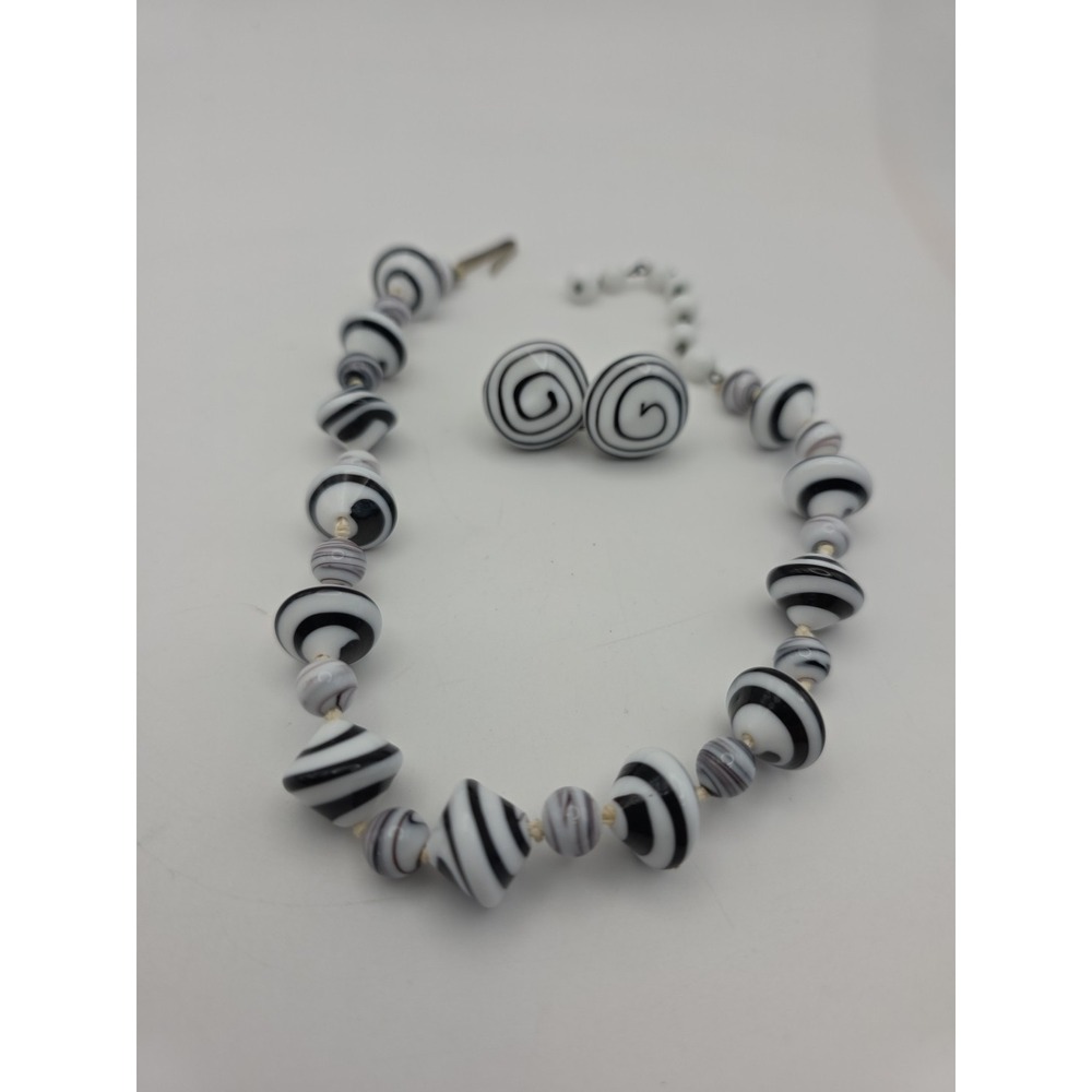 Vintage Black White Swirl Glass Bead Knotted Choker 14.5" Japan Screwback Earrin - Picture 3 of 16